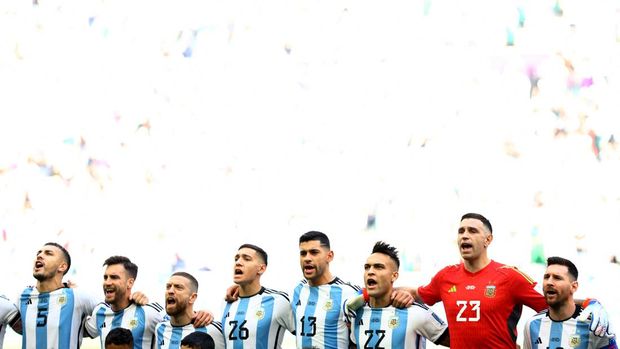 Soccer Football - FIFA World Cup Qatar 2022 - Group C - Argentina v Saudi Arabia - Lusail Stadium, Lusail, Qatar - November 22, 2022 Argentina players line up during the national anthems before the match REUTERS/Hannah Mckay