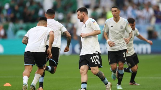 Soccer Football - FIFA World Cup Qatar 2022 - Group C - Argentina v Saudi Arabia - Lusail Stadium, Lusail, Qatar - November 22, 2022  Argentina's Lionel Messi during the warm up before the match REUTERS/Carl Recine