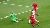 Issam Jebali sempat menjebol gawang Denmark pada menit ke-24. Menerima umpan panjang dari belakang, Jebali berlari dari tengah lapangan hingga ke kotak penalti dan menaklukkan Schmeichel.
