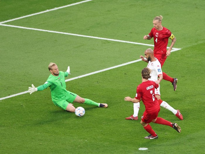 Soccer Football - FIFA World Cup Qatar 2022 - Group D - Denmark v Tunisia - Education City Stadium, Al Rayyan, Qatar - November 22, 2022 Denmark's Andreas Cornelius in action with Tunisia's Yassine Meriah and Dylan Bronn REUTERS/Kai Pfaffenbach