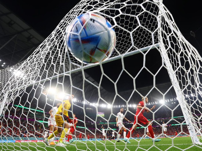 Soccer Football - FIFA World Cup Qatar 2022 - Group D - Denmark v Tunisia - Education City Stadium, Al Rayyan, Qatar - November 22, 2022 Denmark's Andreas Cornelius in action with Tunisia's Yassine Meriah and Dylan Bronn REUTERS/Kai Pfaffenbach