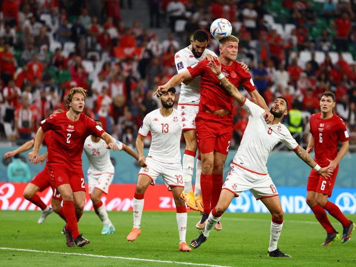Soccer Football - FIFA World Cup Qatar 2022 - Group D - Denmark v Tunisia - Education City Stadium, Al Rayyan, Qatar - November 22, 2022 Denmark's Andreas Cornelius in action with Tunisia's Yassine Meriah and Dylan Bronn REUTERS/Kai Pfaffenbach