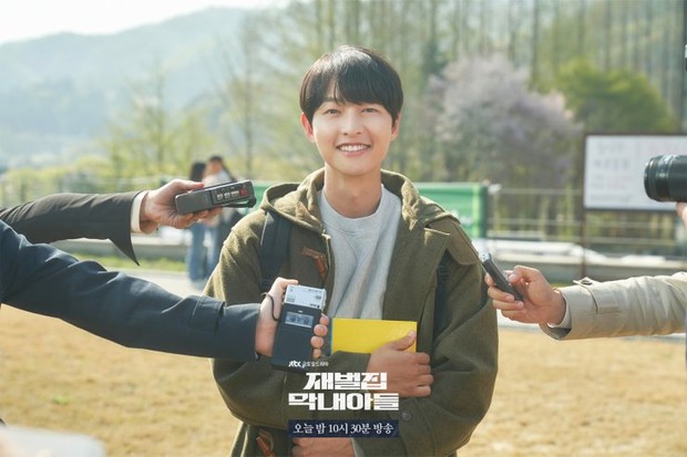 Song Joong Ki memerankan dua karakter dalam drama Reborn Rich/Foto: hancinema.net Song Jong Ki berperan sebagai Jin Do-Joon.