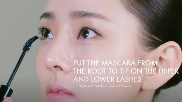 Step terakhir untuk menambah efek puppy eyes dengan maskara / Foto: YouTube.com/JUNGSAEMMOOL Step terakhir untuk menambah efek puppy eyes dengan maskara / Foto: YouTube.com/JUNGSAEMMOOL