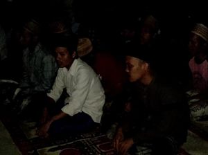 Dalam Kondisi Gelap, Pengungsi Gempa Cianjur di Desa Gasol Baca Selawat