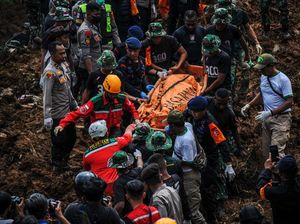 Kerja Keras Tim SAR Evakuasi Korban Longsor Akibat Gempa di Cianjur