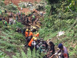 Tim SAR Gabungan Evakuasi 13 Korban Tewas Gempa Cianjur
