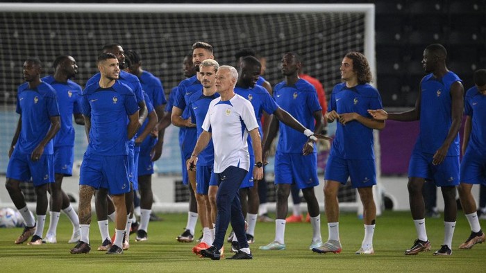 Frances coach Didier Deschamps oversees a training session at the Al Janoub stadium in Al-Wakrah / Al Sadd SC Training site in Doha, on November 21, 2022, on the eve of the Qatar 2022 World Cup football match between France and Australia. (Photo by FRANCK FIFE / AFP) (Photo by FRANCK FIFE/AFP via Getty Images)