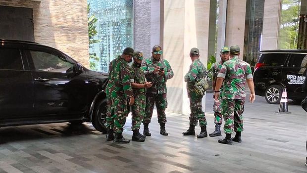 TNI ikut mengamankan gelaran Musyawarah Nasional Himpunan Pengusaha Muda Indonesia (Munas HIPMI) ke XVII di Hotel Alila, Solo. Ist
