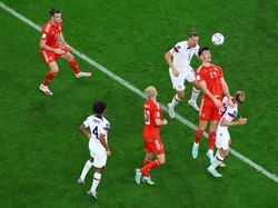 Meski kebobolan, Wales kesulitan mencari respons. Sampai babak pertama berakhir skor 1-0 untuk keunggulan Amerika Serikat bertahan.