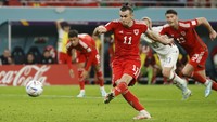Penalti untuk Wales! Bale diganjal Zimmerman sehingga wasit menunjuk titik putih. Bale sendiri yang mengambil penalti itu lalu melepaskan tembakan kaki kiri ke sudut atas gawang AS. Skor berubah menjadi 1-1 di menit ke-82.