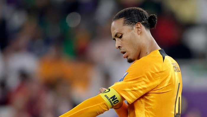DOHA, QATAR - NOVEMBER 21:  Virgil van Dijk of Holland is wearing with the new FIFA approved Captain band No Discrimination after FIFA forbid the One Love Captain band during the  World Cup match between Senegal  v Holland at the Al Thumama Stadium on November 21, 2022 in Doha Qatar (Photo by Rico Brouwer/Soccrates/Getty Images)
