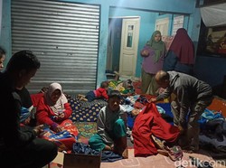 Takut Ada Gempa Susulan, Warga Cianjur Tidur di Luar Rumah