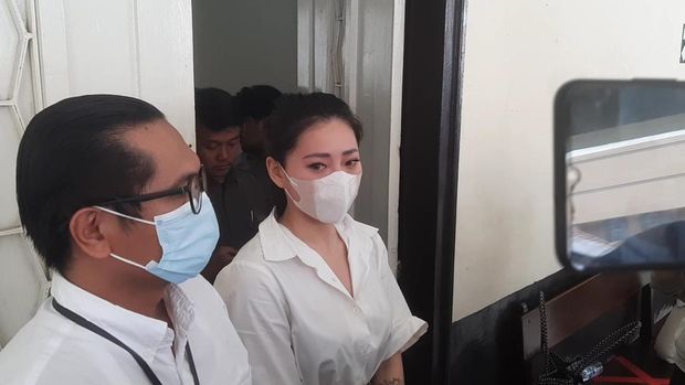 Wendy Walters menangis usai keluar dari sidang mediasi perceraian dengan Reza Arap.