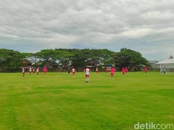 Akhirnya Winger PSM Makassar Yakob Sayuri Kembali Latihan Usai Absen Sehari