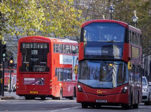 Aksi Mogok Sopir Bus di London Tuntut Kenaikan Gaji! Aksi Mogok Sopir Bus di London Tuntut Kenaikan Gaji!