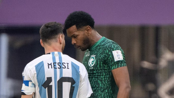 LUSAIL CITY, QATAR - NOVEMBER 22: Ali Al-Bulayhi of Saudi Arabia speaks to Lionel Messi of Argentina during the FIFA World Cup Qatar 2022 Group C match between Argentina and Saudi Arabia at Lusail Stadium on November 22, 2022 in Lusail City, Qatar. (Photo by Lionel Hahn/Getty Images)