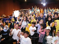 Keceriaan Anak Yatim dan Duafa di Bandung Kala Nobar Film Tegar
