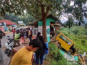 Angkot Oleng Seruduk Jongko Buah di Cimaung Bandung