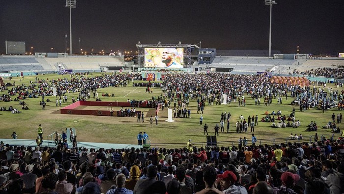 Antusias Buruh Migran Nobar Piala Dunia Qatar 'Hasil Keringatnya' Soccer Football - FIFA World Cup Qatar 2022 - Migrant workers watch Qatar v Ecuador - Doha, Qatar - November 20, 2022 Migrant workers gesture during the half time show REUTERS/Marko Djurica