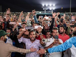 Antusias Buruh Migran Nobar Piala Dunia dari Hasil Keringat
