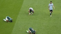 Argentina vs Arab Saudi di matchday perdana Grup C digelar di Lusail Iconic Stadium, Selasa (22/11/2022) sore WIB. Arab Saudi menang 2-1 dan para pemainnya sujud syukur. (Foto: AP/Luca Bruno)