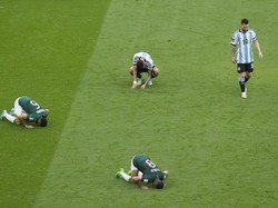 Argentina vs Arab Saudi di matchday perdana Grup C digelar di Lusail Iconic Stadium, Selasa (22/11/2022) sore WIB. Arab Saudi menang 2-1 dan para pemainnya sujud syukur. (Foto: AP/Luca Bruno)