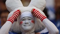 Para suporter Jepang telah hadir dan memberikan dukungan. Beberapa di antara mereka tampak memakai kostum badut.
