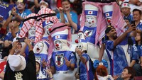 Para suporter Jepang memenuhi tribun.