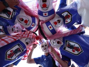 Badut-badut Ini Siap Semangati Timnas Jepang