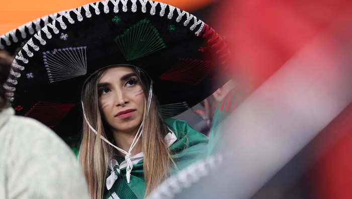 Bertopi Sombrero, Begini Gaya Suporter Cantik Meksiko Soccer Football - FIFA World Cup Qatar 2022 - Group C - Mexico v Poland - Stadium 974, Doha, Qatar - November 22, 2022 Mexico fan REUTERS/Carl Recine