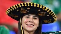 Seorang suporter wanita memakai topi sombrero saat mendukung Meksiko. Pertandingan antara Meksiko vs Polandia dihelat di 974 Stadium, Selasa (22/11/2022) malam WIB. Reuters/Jennifer Lorenzini  