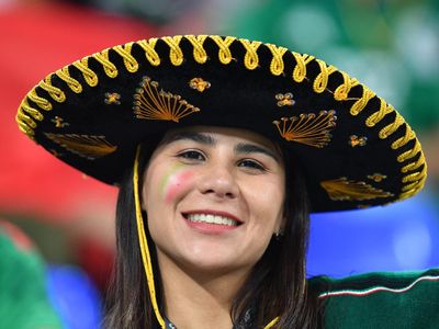 Bertopi Sombrero, Begini Gaya Suporter Cantik Meksiko