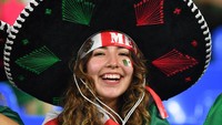 Topi sombrero sendiri ini merupakan topi khas Meksiko. Topi ini memiliki tepian lebar dan besar yang bisa menutupi wajah. Reuters/Jennifer Lorenzini  