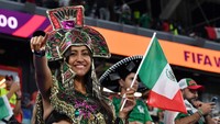 Selain menggunakan topi sombrero ada juga suporter yang menggunakan pakaian khas lainnya. Reuters/Jennifer Lorenzini  