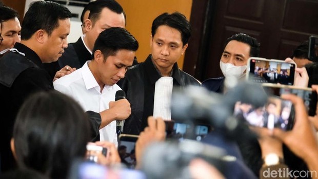 Bharada E meminta maaf kepada keluarga Brigadir J/Foto: detik.com/A. Prasetia Bharada E meminta maaf kepada keluarga Brigadir J/Foto: detik.com/A. Prasetia
