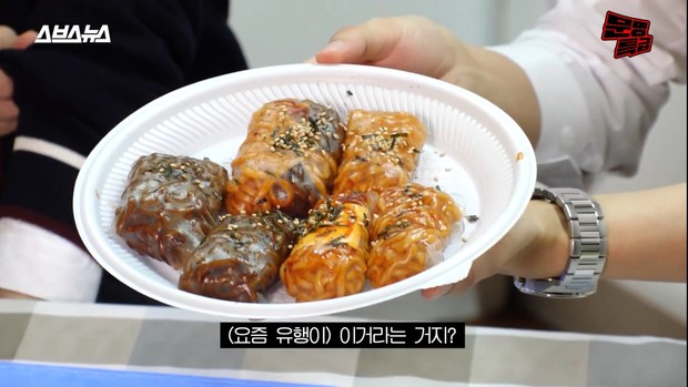 Cara nikmati ramyeon baru, yaitu dengan membungkusnya dengan rice paper.