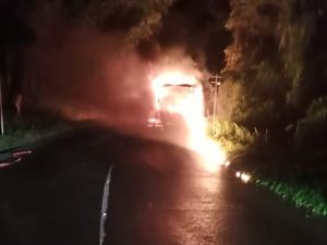 Bus Gunung Harta Ludes Terbakar di Lamongan