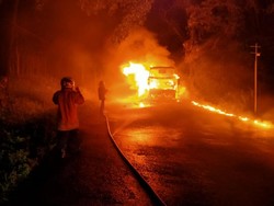 Detik-detik Bus Gunung Harta Terbakar di Lamongan