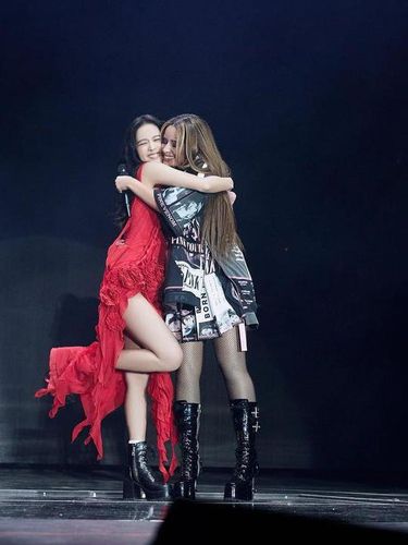 Camila Cabello dan Jisoo BLACKPINK