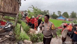 Tragis! Driver Ojol Tewas Tertimbun Bangunan Ambruk di Cianjur