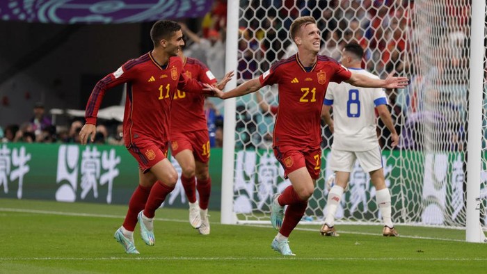 DOHA, QATAR - NOVEMBER 23:  Ferran Torres and Dani Olmo of Spain celebrate a goal during the FIFA World Cup Qatar 2022 Group E match between Spain and Costa Rica at Al Janoub Stadium on November 23, 2022 in the Doha, Qatar. (Photo by Richard Sellers/Getty Images)