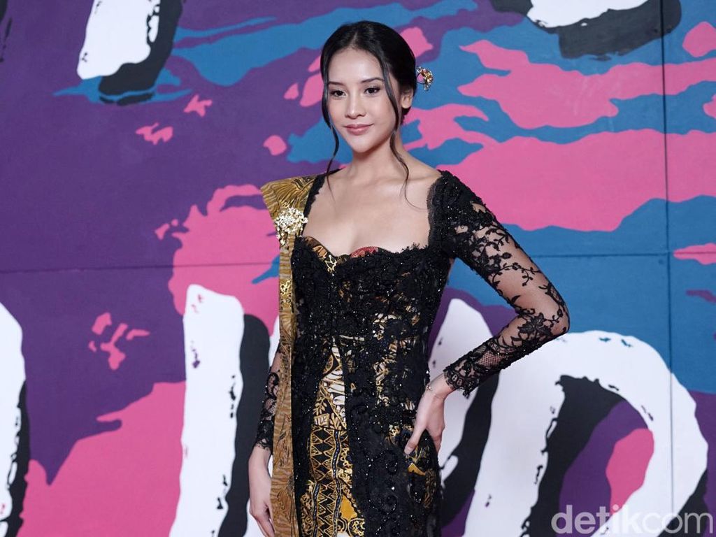 Adu Gaya Artis di Karpet Merah FFI 2022, Maudy Ayunda Pose Bareng Suami Adu Gaya Artis di Karpet Merah FFI 2022, Maudy Ayunda Pose Bareng Suami