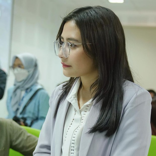 Gaya Prilly Latuconsina saat menjadi dosen tamu di UGM