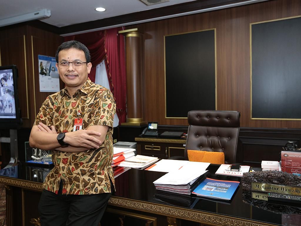Sisi Lain Hakim MK Prof Guntur Hamzah: Sepeda Lipat dan Gowes ke Kantor