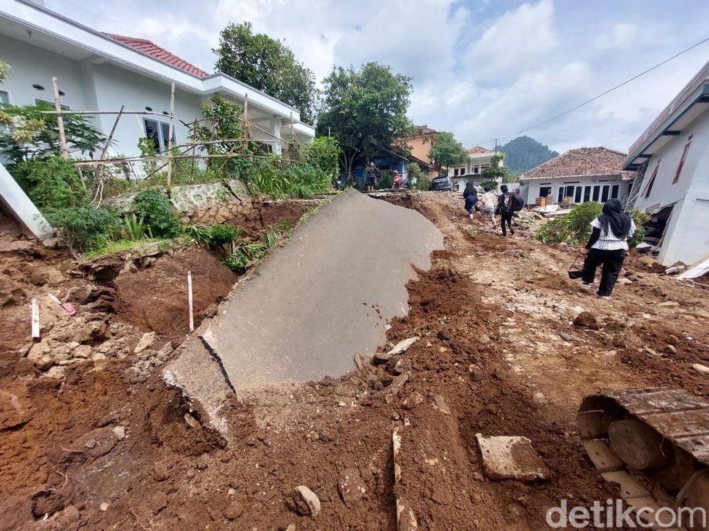 Dahsyatnya Gempa Cianjur, Jalan Penghubung 2 Kampung Sampai Terangkat