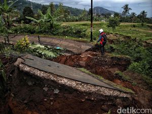 Jalan di Desa Sarampad Cianjur Terbelah Akibat Gempa