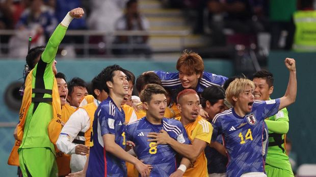 Soccer Football - FIFA World Cup Qatar 2022 - Group E - Germany v Japan - Khalifa International Stadium, Doha, Qatar - November 23, 2022 Japan's Ritsu Doan celebrates scoring their first goal with teammates REUTERS/Lee Smith