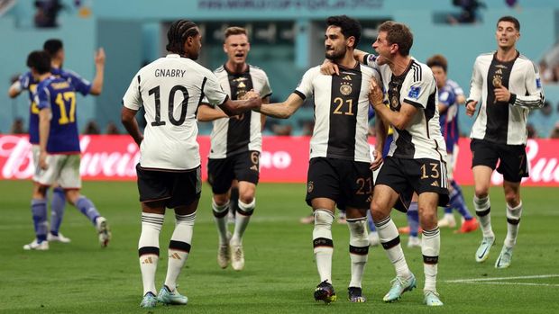 Soccer Football - FIFA World Cup Qatar 2022 - Group E - Germany v Japan - Khalifa International Stadium, Doha, Qatar - November 23, 2022 Germany's Ilkay Gundogan celebrates scoring their first goal with Thomas Muller and Serge Gnabry REUTERS/Matthew Childs