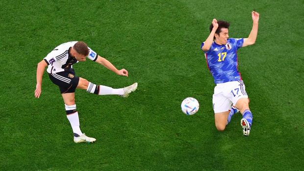 Soccer Football - FIFA World Cup Qatar 2022 - Group E - Germany v Japan - Khalifa International Stadium, Doha, Qatar - November 23, 2022 Germany's Joshua Kimmich in action with Japan's Ao Tanaka REUTERS/Fabrizio Bensch